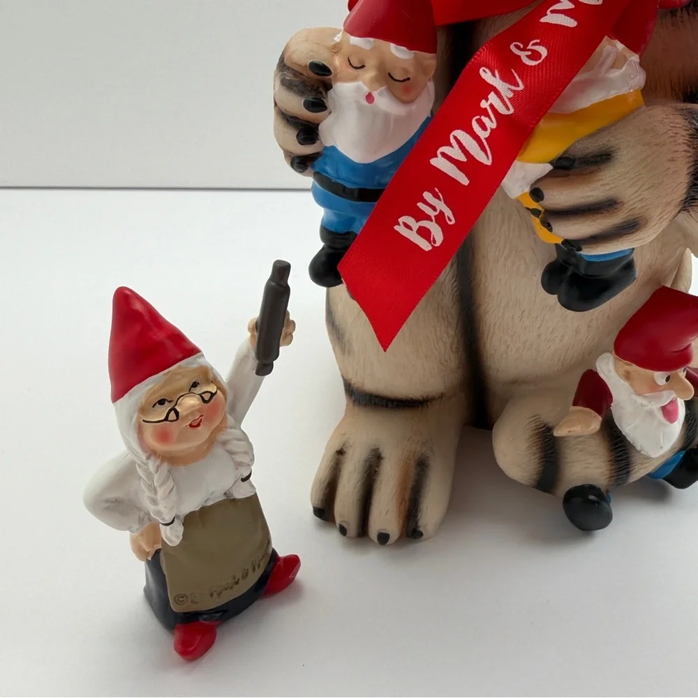 Mischievous Cat Garden Gnome Massacre Statue - Brown